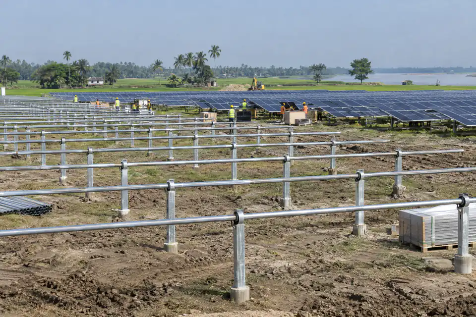 Illustration: galvanized steel posts and torque tubes in a solar park under construction
