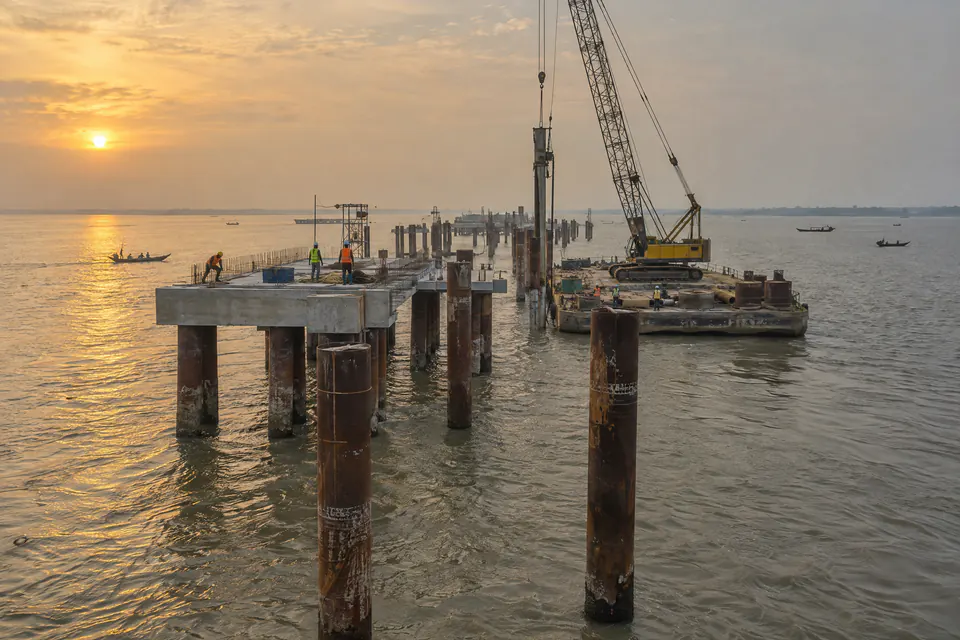 Illustration: steel pipe piles forming a jetty in a tidal river estuary